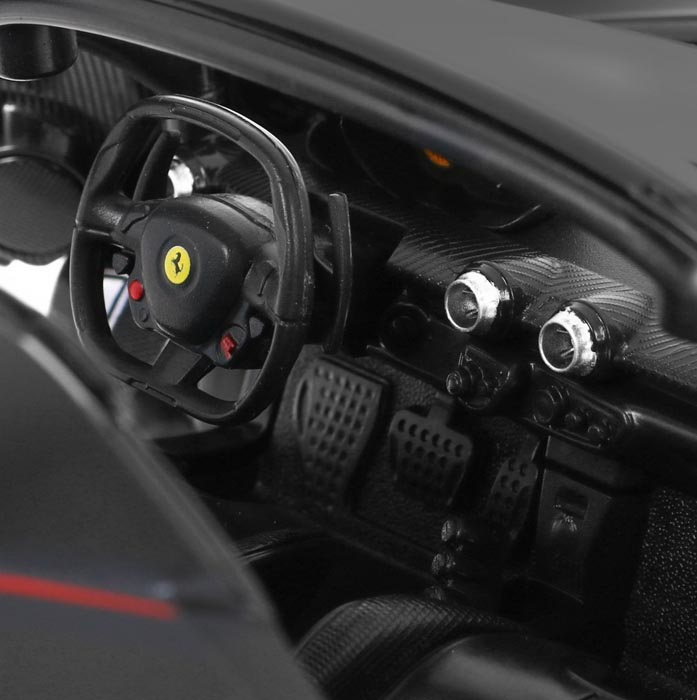 model ferrari laferrari aperta 1:14 kokpit